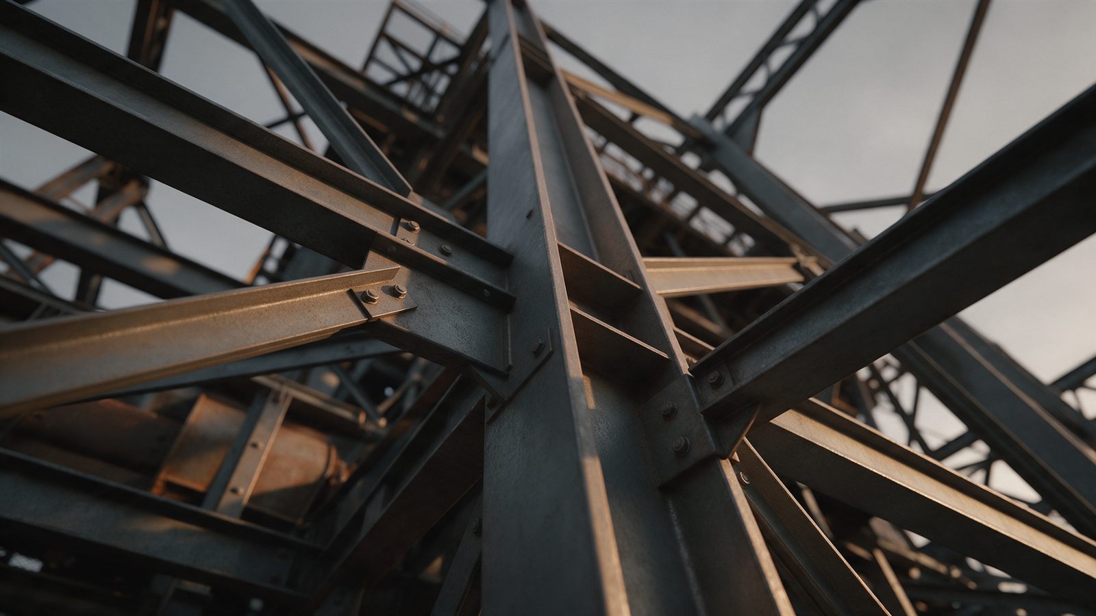 Estrutura metálica de uma planta industrial vista de baixo para cima